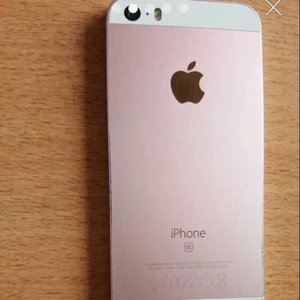 iPhone SE rose gold  - 16 GB. Säljer min iPhone SE pga uppgradering. Låda samt tre skal följer med. Det finns någon repa som syns på bilden men annars är den i bra skick! Kontakta endast om intresserad :) Pris kan diskuteras...