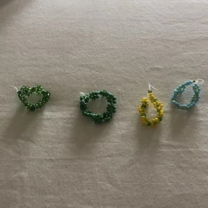 Blomringar - Säljer dessa mycket fina och hemmagjorda blomningarna. De kostar -;15kr styck, ifall frakt tillkommer ingår det ej i priset ovan. Kontakta mig vilken/vilka du är intresserade i.