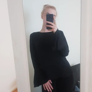 PIECES - En svart tröja med volanger på armarna. Original priset är 249kr. Använt endast 2 gånger i skolan.