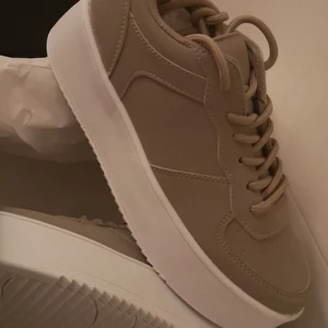 Platform sneaker - Sneakers från Nelly fett snygga begie med grön underton. Har provat de bara en gång inomhus så de är som nya. Köptes för 349kr och säljer för 250kr. Möts i Umeå eller fraktar. *köparen  står för frakten(66kr)😊 