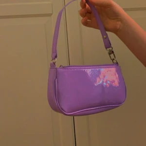 Fin sommarväska - En gullig liten sommarväska i färgen lila💜 har aldrig använt alltså nyskick!💕 jag har massa andra likadana i olika färger som är till salu ifall ni gillar denna!💕💕 (kan både mötas och skicka men då står köparen för frakten!💕)