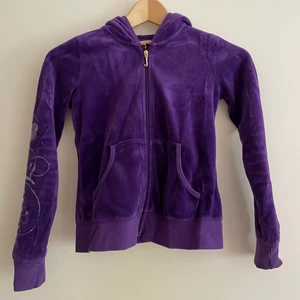 Juicy couture - Lila underbar juicy couture jacka som tyvärr är för liten för mig. Passar någon yngre tjej som är liten runt 10-14 år eller en väldigt liten xs