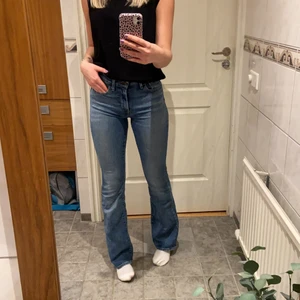 Levis bootcut jeans 25/32 - Jätte fina bootcut jeans i Modell ”high rise flare”. Storlek 25/32⚡️⚡️💕 Jag är 171