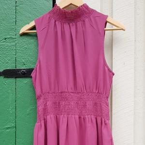 NA-KD klänning  - Använd några gånger men är hel och fin i gott skick. I mesh material och stretch i halsen och midjan så passar om om man är en strl M eller L.