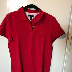 Tommy Hilfiger Piké  - Använd ett fåtal gånger. Storlek M