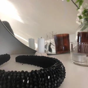 GLITTRIGT DIADEM  - Halloj!!! Nu säljer jag ett diadem för 100kr! Inklusive frakt!😍😍😍💞💞💞 säljer för, diademt kommer tyvärr inte till användning :(☀️☀️🕺🏾