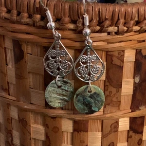 unika örhängen - Gör dessa själva genom att handla gamla smycken på second hand och sedan göra om de till örhängen! Gratis frakt såklart 🤍 Delen man har i örat är helt ny och har aldrig använts av någon.