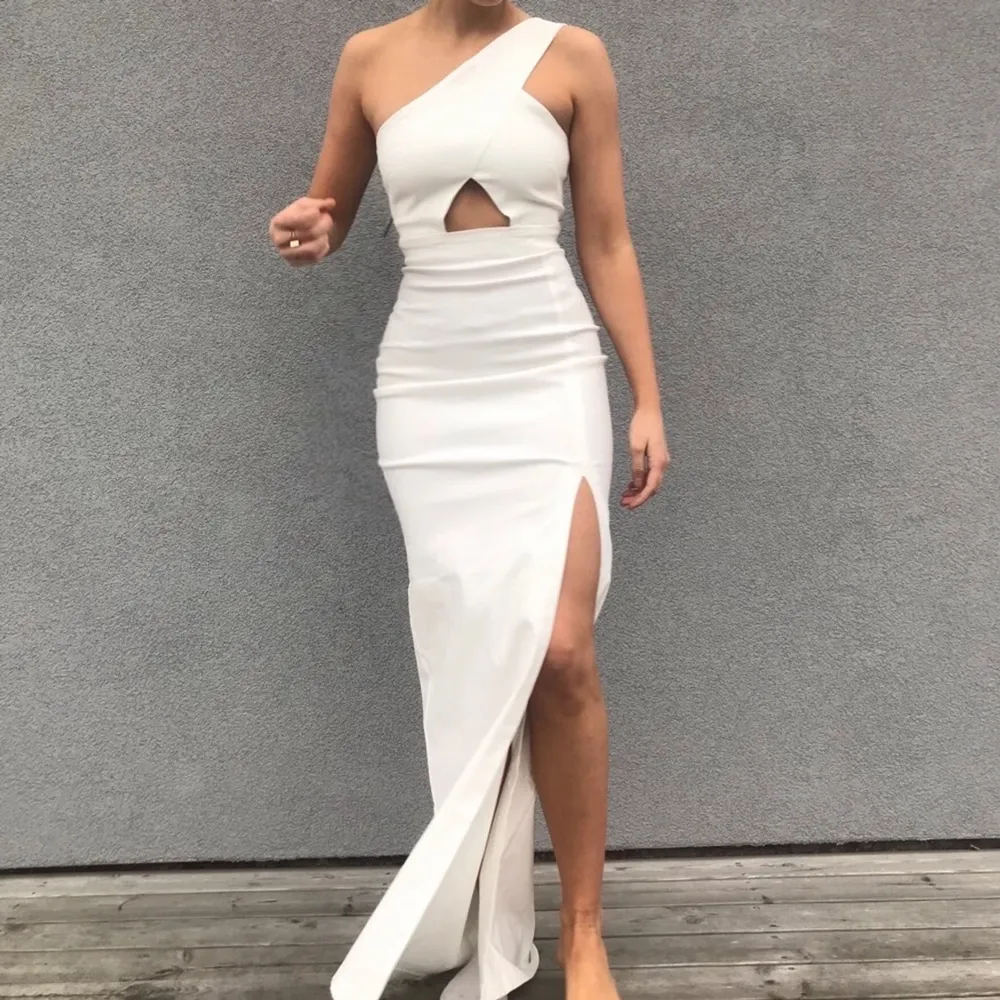 Säljer en superfin vit långklänning! Älskar modellen då den är otroligt unik och perfekt för bal eller skolavslutning! Den är lite tunnare i materialet! . Klänningar.