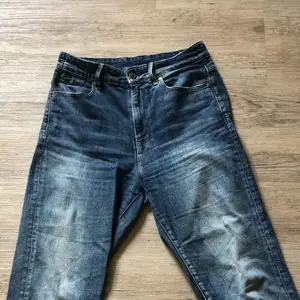 Säljer min skit fina g star raw jeans som jag knappt använt pga att jag gillat andra mer, vilket betyder att dom är i jätte bra skick och nypris är ungefär 1300❤️