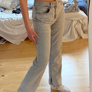 Jeans - Gråa jeans med slits från asos, helt slutsålda på hemsidan. Har hål på insidan av kanten längst upp efter ett försök att försöka ”sy” in dom i midjan men är absolut inget som syns utifrån. Skriv privat efter bilder på just de❣️  FRAKTEN INGÅR I PRISET!