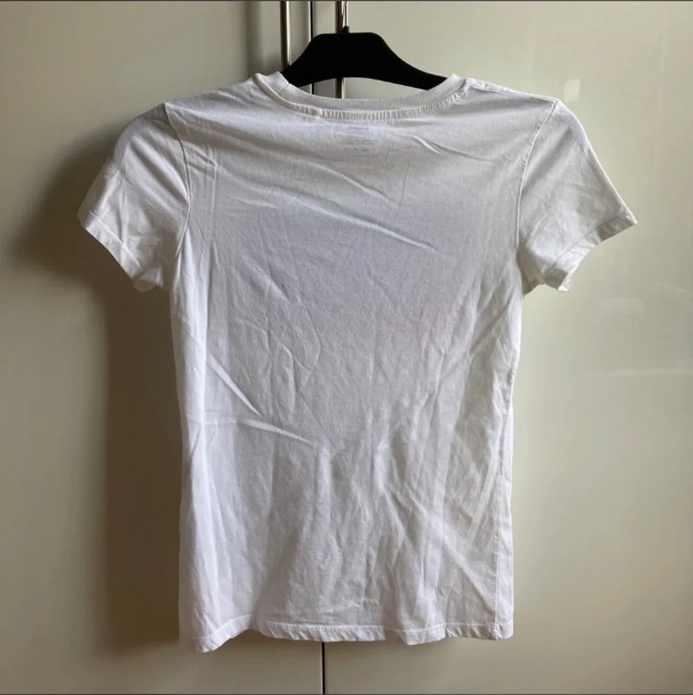 Vit T-shirt med tryck från Levi’s i storlek XXS, passar bra på mig som brukar ha XS. Använd en gång så är i nyskick!. T-shirts.