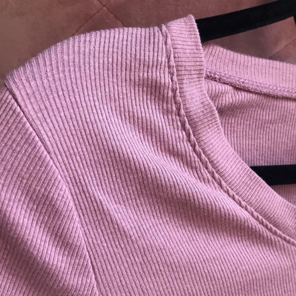 Jättefin rosa croptop i en otroligt liten large, skulle säga att den passar m/s bättre! Jag har vanligtvis storleken medium och denna är tight på mig. Toppar.