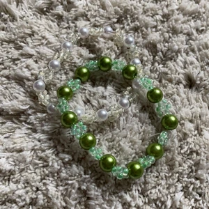 armband💚🤍 - armband med blommor 30kr styck + 20kr frakt