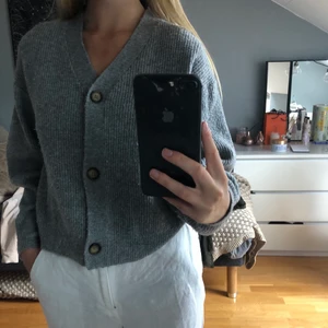 Stickad kofta från Zara 💕 - Grå stickad kofta från Zara i supermjukt material! Köpt på Zaras barnavdelning men passar mig perfekt i storleken som normalt när S. Den angivna storleken är 152 cm 💞 Pris 150 kr exklusive frakt.