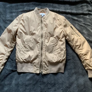 Rebecca Stella bomberjacka i stl s - Beige bomberjacka från Rebecca Stella. Knappt använd, köpte den för 1200kr säljer den nu för 250 då det inte är min stil längre 