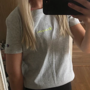 Champion tröja  - Säljer denna tröja från Champion. Den är använd fåtal gånger så är i väldigt bra skick, som oanvänd. Kontakta mig i dm om du skulle vara intresserad 💗💗