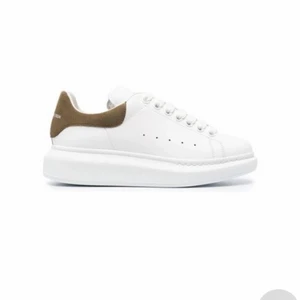 Alexander mcqueen sneakers  - Alexander McQueen sneakers i skinn med baksida i grå/brun mocka. Mycket fint skick använda bara några ggr. Något stora i storlek funkar även på en 37. Självklart äkta. 
