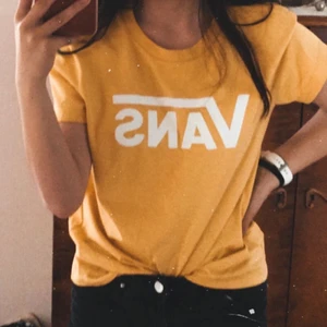 Gul Vans t-shirt - Säljer nu denna fin gula Vans tröja. Jätte fin o knappt använd så gott som ny. Köptes på barnavdeln i storlek Large så passar en XS i storlek skulle jag säga. [Köparen står för frakten] VID SNABB AFFÄR SÅ KAN DEN SÄLJAS FÖR 125 KR MED FRAKT 