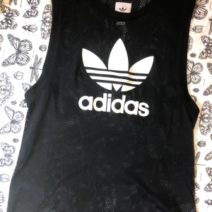Adidas Linne Unisex stl M - Jersey/linne från Adidas i otroligt fin kvalitet, som nyskick. Pris kan diskuteras, möts gärna upp i Göteborg! Säljer av massa kläder nu pga flytt, så passa på medan chansen finns och kolla gärna in mina andra annonser med! 🌸