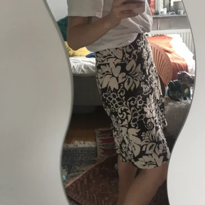 Blommig kjol! - Super fin kjol som tyvärr inte kommer till användning! Jag är runt 167cm