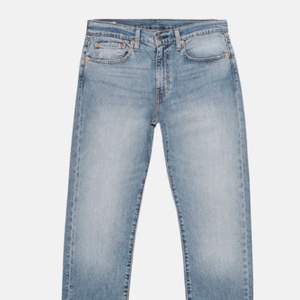 Säljer ett par jeans från Levis då det inte används. Dom är i ganska så bra skick, men finns dock ett hål vid nedre delen av byxan som visas. Dom är strl 31 i midjan och 32 i längd.
