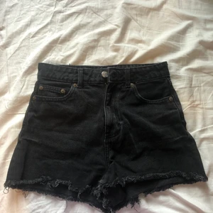 Svarta jeansshorts - Svarta jeansshorts från monki. Säljer på grund av att de blivit för små. Annars är de så bra, passar till allt. Dessutom högmidjade😍 frakt ingår inte