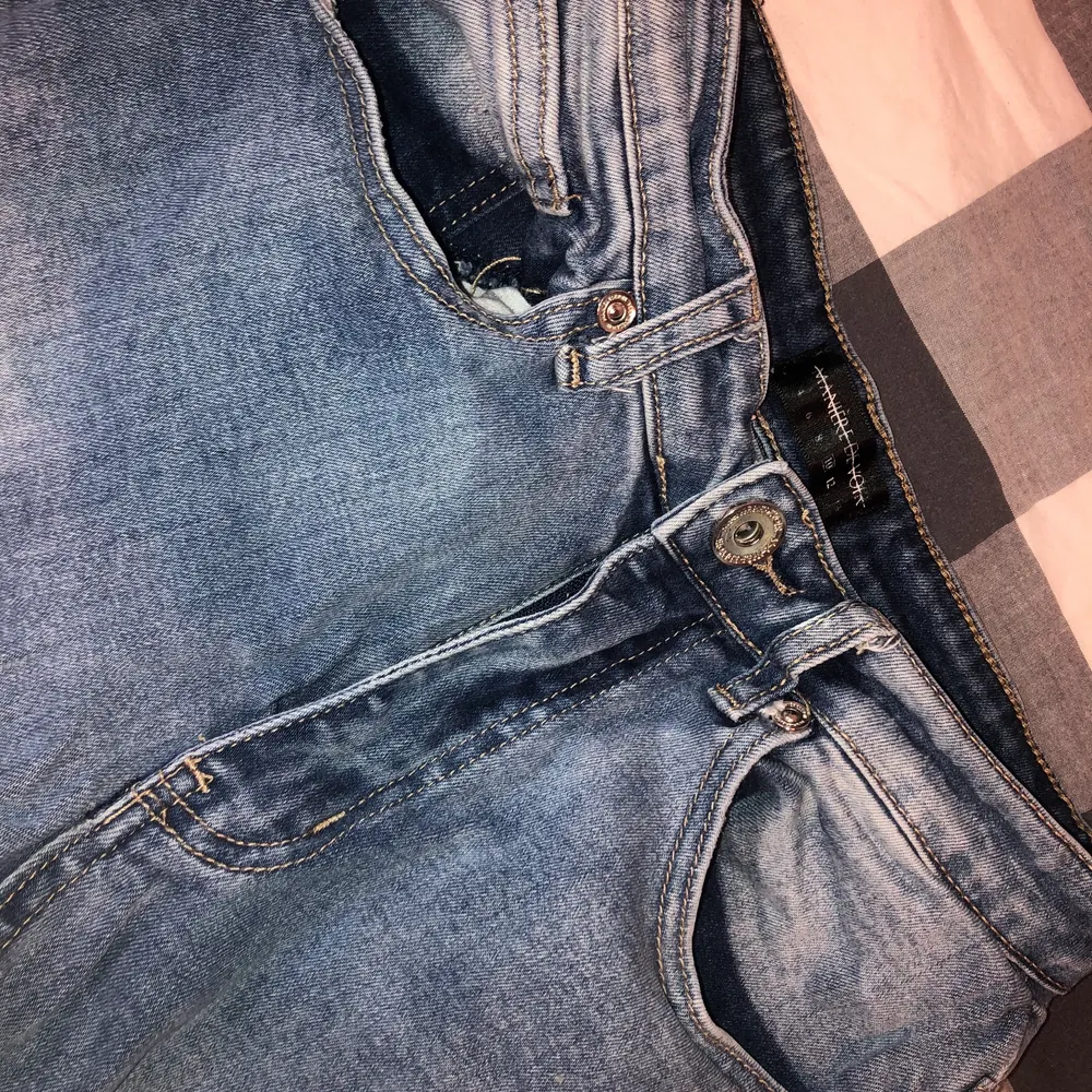 Jeans med jättefin passform! Köpta från Maniere De Voir, älskar dessa jeans så begagnade men i bra skick. Säljer av massa kläder nu pga flytt, så passa på medan chansen finns och kolla gärna in mina andra annonser med! 🌸. Jeans & Byxor.
