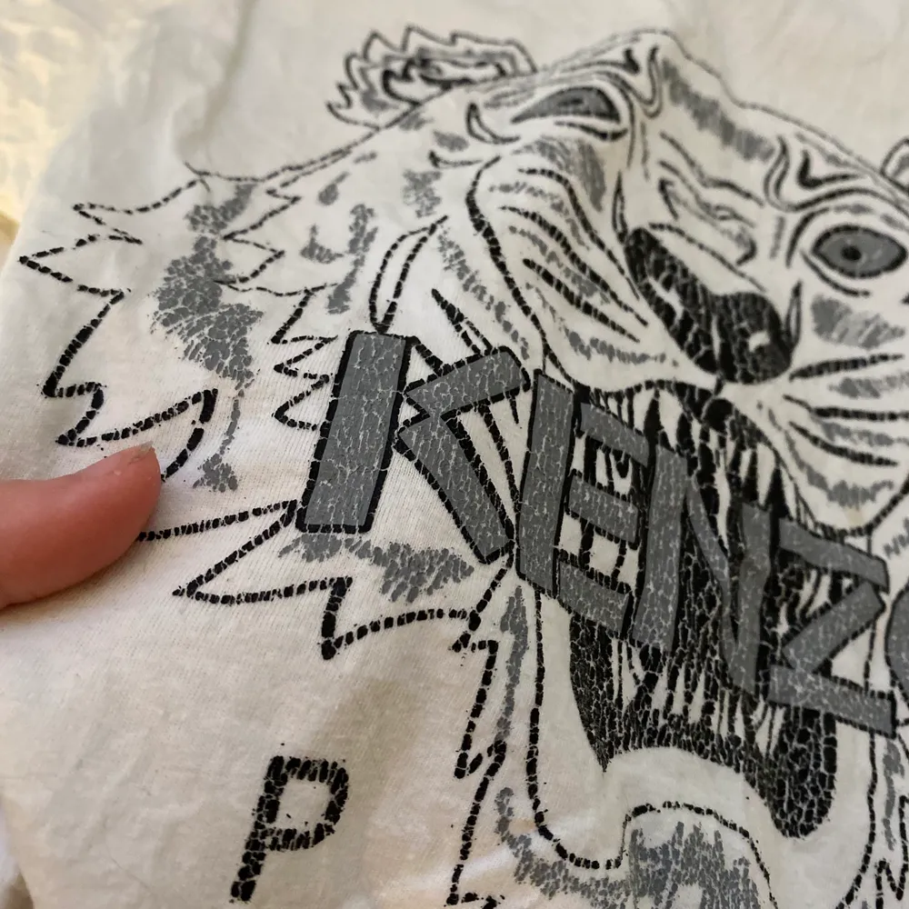 En kenzo t-shirt, inte äkta köpt utomlands. Ungefär 2 år gammal inte använd så många gånger dock är trycket lite urtvättad. Är i bra skick annars 👍🏼 är i storlek M men passar S också, 25 kr + frakt (15kr). T-shirts.