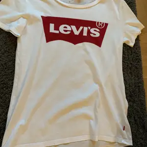 En iprincip oanvänd t-shirt ifrån Levis! Strl Xs men passar nog även S, frakt tillkommer!💕