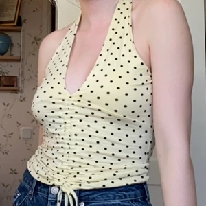 Gul croptop - En supersöt croptop! Skitsnygg på sommaren när man är brun (tillskillnad från vad jag är nu..) Man kan ha den både som croptop och som vanligt linne med hjälp av snörerna där framme. Säljer pga inte min stil längre. Kolla gärna mina andra annonser för paketpris! 💛