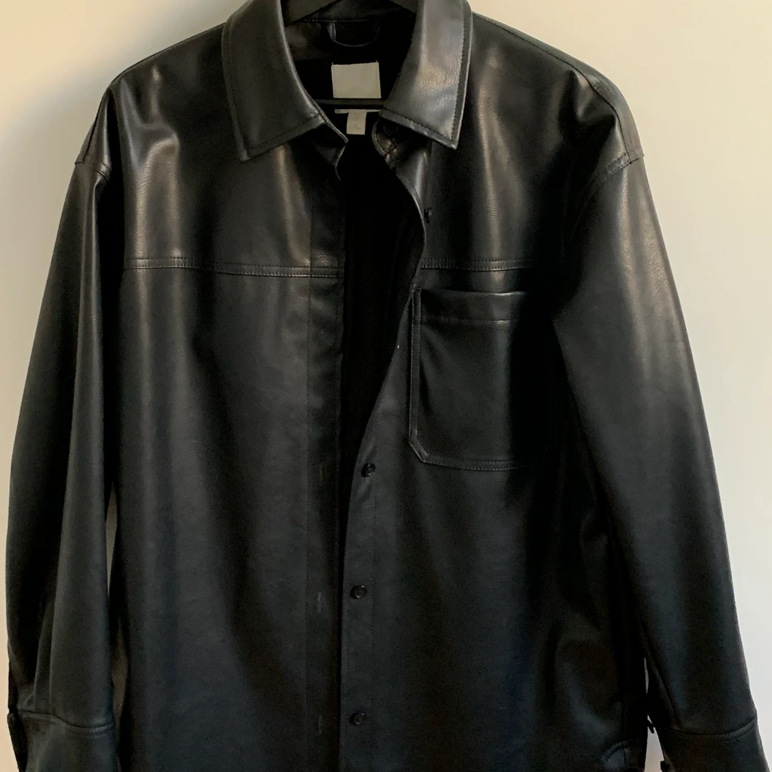 Skjortjacka i skinnimmitation