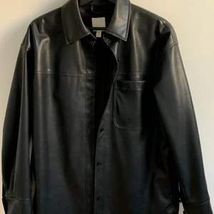 Skjortjacka i skinnimmitation - Såå snygg skjortjacka i riktigt snygg skinnimmitation (många tror den är äkta) från HM. Använd 2 ggr, är i väldigt bra skick! Storlek S, säljer för 100kr exklusive frakt🧡