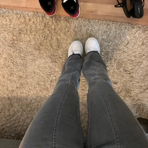 AFJxNAKD - Slutsålda jeans från AFJxNAKD. Gråa med en snygg detalj längs hela benen. Ganska strechiga och passar mig som är 166 cm🥰. 