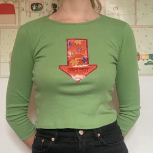 90-tals topp - Jättefin grön topp från tidigt 2000-tal. Det är en barntröja och som får tillhörande passform. Det var svårt att fånga den fina gröna färgen på bild, den blev mer mättad på bilderna. Den har lite slitage men annars fin!