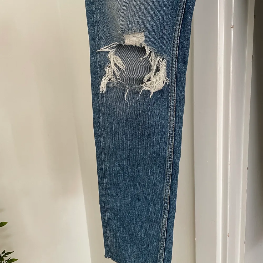 Säljer dessa fina jeans som tyvärr blivit för små. Leah jeans från ginatricot i storlek 38. Jättefin mörkare tvätt med slitning i knät och i benen. Köparen står för frakt!. Jeans & Byxor.
