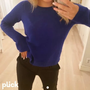 Blå stickad tröja - Säljer denna superfina blåa stickade tröja, aldrig använd och i toppskick! Superfin färg och superfint material som passar till det mesta!🤍första bilden är lånad