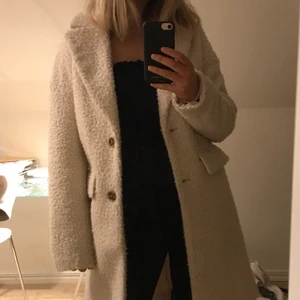 Beige teddykappa - Beige kappa i teddymaterial. Pris: 200kr +frakt 66kr 💕