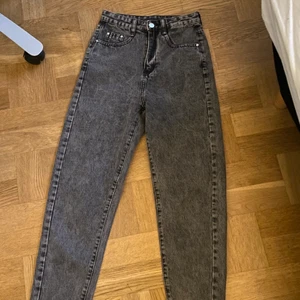 High waist mom jeans - Mörkgråa högmidjade mom jeans. Passade inte mig.