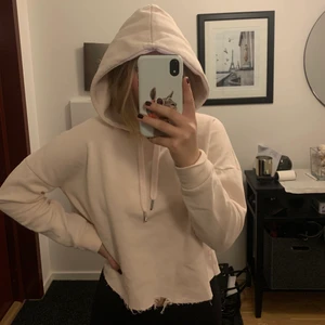 ljusrosa hoodie från SOC - Jättemjuk ljusrosa hoodie från soc i strl S. Lite magtröja och klippt nertill (var så när den köptes) Bra skick dock lite slitningar i klippningen nertill. 