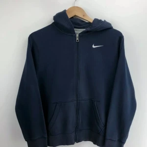 Nike Zip up hoodie  - Väldigt snygg och trendig Nike zip hoodie. I bra skick och storlek XS/S dam. 