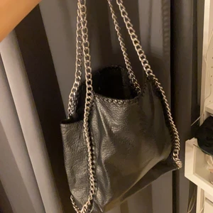 kedjeväska - Stella mccartney liknande fin och rymlig axel väskan❤️ Från tiamo❤️ Älskar den men har en ny väska så har ingen andvändning till denna❤️❤️Köp direkt pris är 366kr ink frakt💕