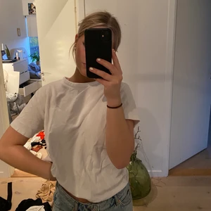 T shirt  - T shirt med ett speciellt coolt material. Bra skick, storlek M men passar fint lite oversize på mig som är S