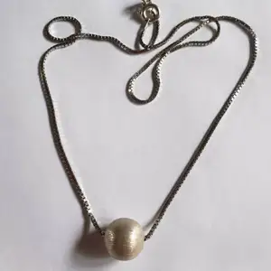 Snyggt äkta silver halsband med frostad kula.längd halsband 38 cm.kulan är 1 cm i diameter