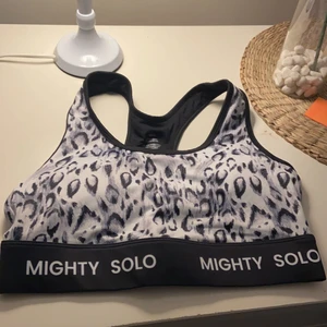 Mighty Solo tränings BH - En tränings-BH från mighty solo. Size 8 (M). Helt oanvänd. Jag har även ett par tillhörande byxor som jag lagt upp. Nypris ca 399 kr