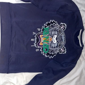 Kenzo Paris Sweatshirt - En blå snygg sweatshirt, använd en del men fortfarande väldigt bra skick. Fler bilder kan skickas om det så önskas.✌️ (Plagget är såklart helt äkta)