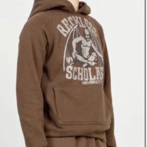Brun Reckless Scholars Hoodie  - Storlek M passar M/L (lite oversized), använd endast några gånger skick 9/10!