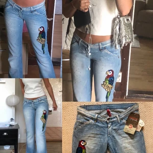 Low Rise glitter jeans - Säljer dehär unika jeansen från MET. Byxorna har coola detaljer med paljetter och rhinestones💞✨✨ säljer för att de är för stora på mig som vanligtvis är en 27a. Storleken är 28 men skulle säga att de nästan till är en 29. Perfekt längd på lig som är 170. Midjemått: c.a 95cm. Innerbenslängd: 83cm. Inköpta för 199 euro. Buda!!!!❤️❤️