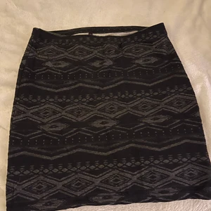 Mönstrad kjol - Säljer denna sjukt fina mönstrade kjolen då den tyvärr är förstor:/ super fin med ett par svarta strumpbyxor under! Skriv gärna om du undrar något💗