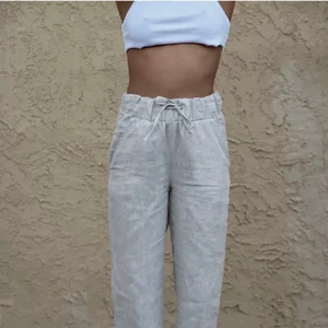 Beiga linnebyxor ifrån A-design - Slutsålda beige linnebyxor från Alice stenlöf märke A-dsgn🤎 Lägger ut igen pga oseriös köpare! För fler bilder och info, skriv privat! 100% linne och helt oanvända med tag kvar. Passar även en XS! <3