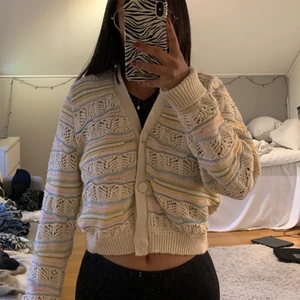 Stickad kofta - Stickad kofta från zara i olika färger, storlek M men passar mig som är xs. Använd Max 2 gånger.